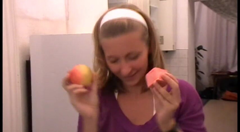 Femdom Austria: Crushing food