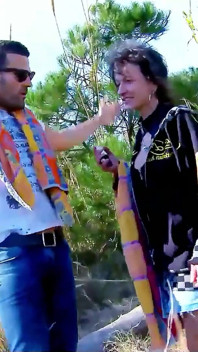 Cizinec mluví s hubenou milfkou Zaza La Coquine a šuká ji na pláži