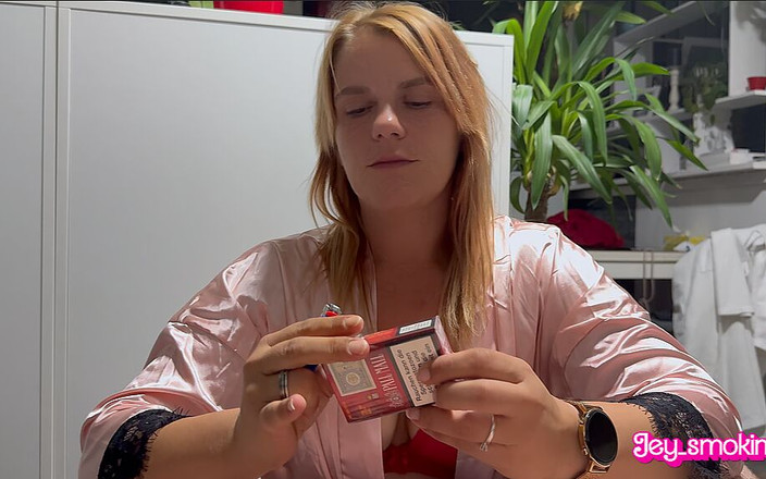 Jey smoking: 2 Pall Mall fumând și o muie până îmi ejaculează în gură