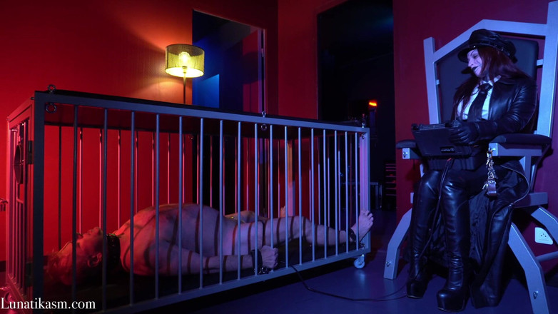 Mistress Lunatika: Покарана електрикою в клітці господиня Лунатіка