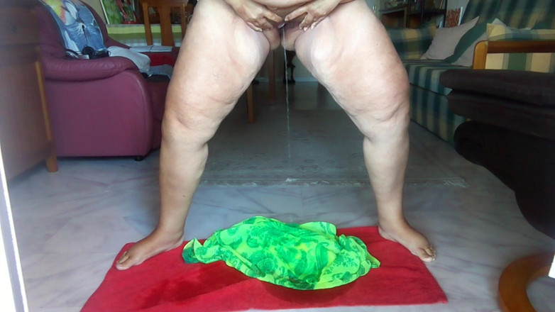 Sex hub couple: Jen is peeing on her own clothes