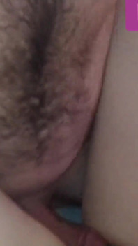 Dans mon lit, je mets ma grosse bite dans la bouche de ma femme puis je lui baise la chatte