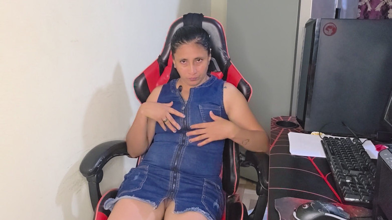 Lady: 阴户紧致的漂亮继母在她的游戏椅上自慰