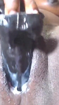 Martellante la mia figa con orgasmi cremosi con un dildo da 12 pollici