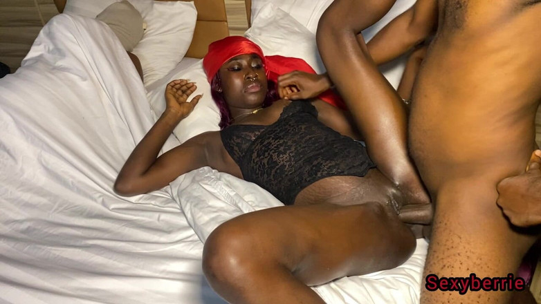 Sexy Berrie: Трахаю мою лучшую изо всех сил, мой мужчина отдыхает