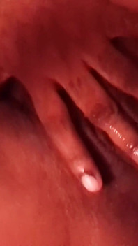 Transando com meu travesseiro esfregando meu clitóris - incríveis orgasmos gemendo