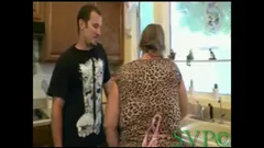 Yaşlı büyük memeli iri güzel üvey nine anal sikişiyor