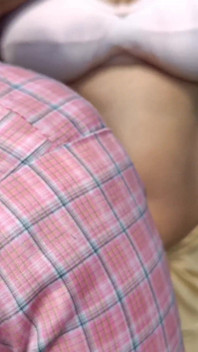 穿着制服的大学生户外女同