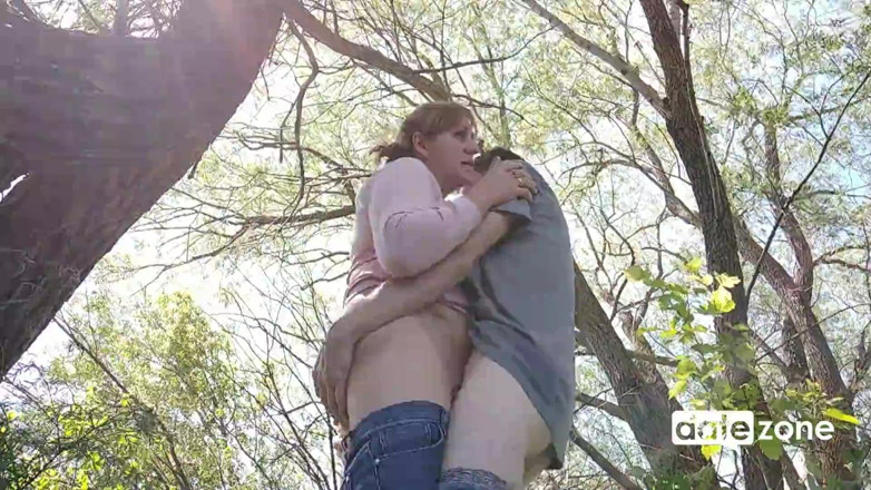 Datezone: cepat dengan amatur matang di bawah pokok