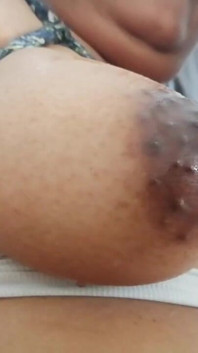 창녀가 앉아 있는 동안 유혹하는 인도 아줌마 젊은 남자의 입