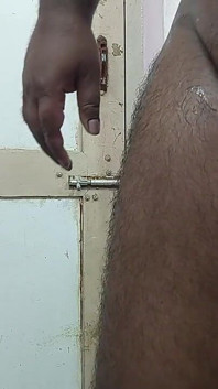 Polla suave lamiendo leche