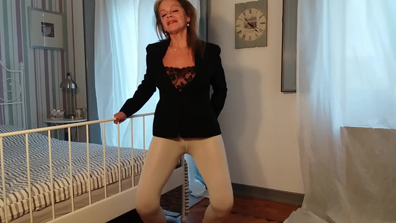 martinawest: Babcia nosi obcisłe legginsy!