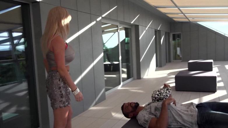MILF and Big Wet Tits XXX: Dwie gorące i seksowne blondynki uprawia seks analny i trójkąt