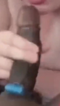 바이브레이터 자지 링을 입고 흑인 대물 자지 빨기