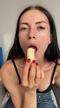 Mengusik dalam seluar jeans, makan dan menghisap pisang