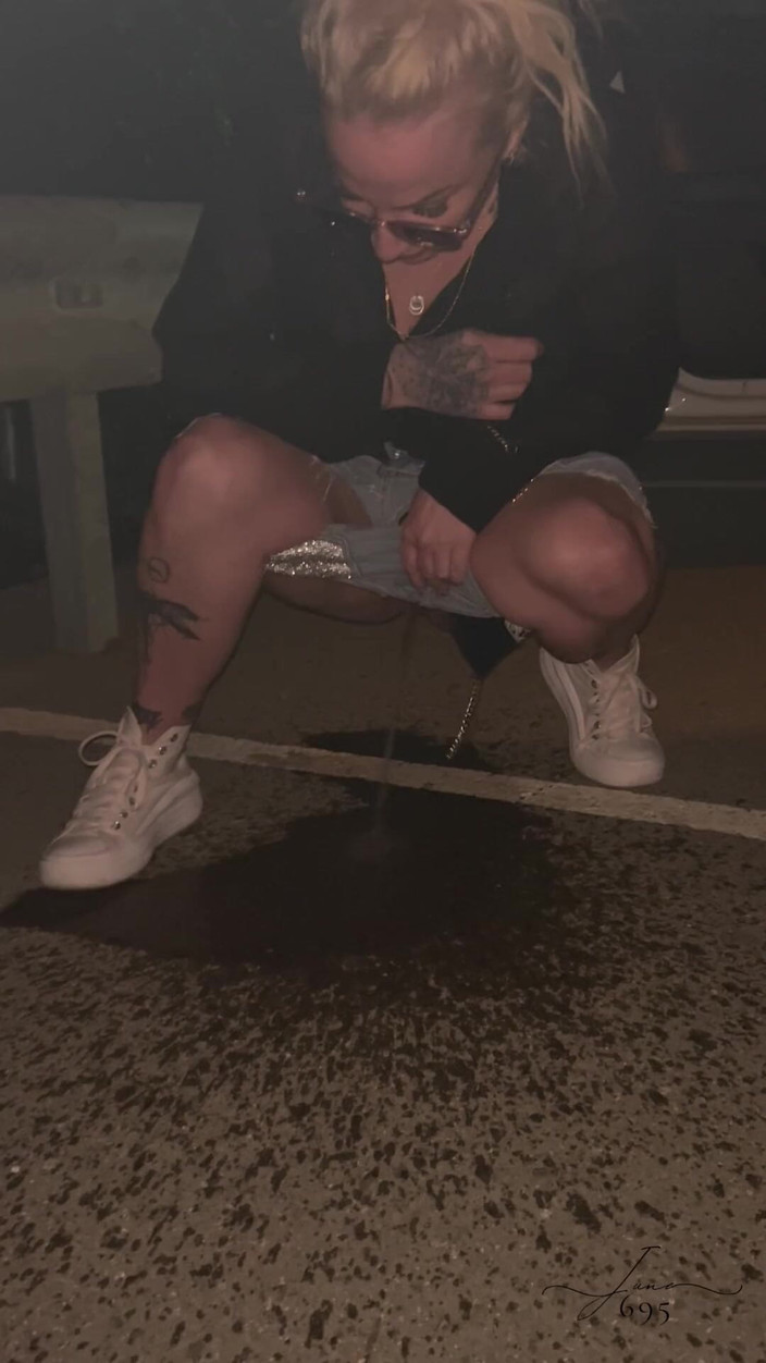 June695: Douche dorée dans une rue