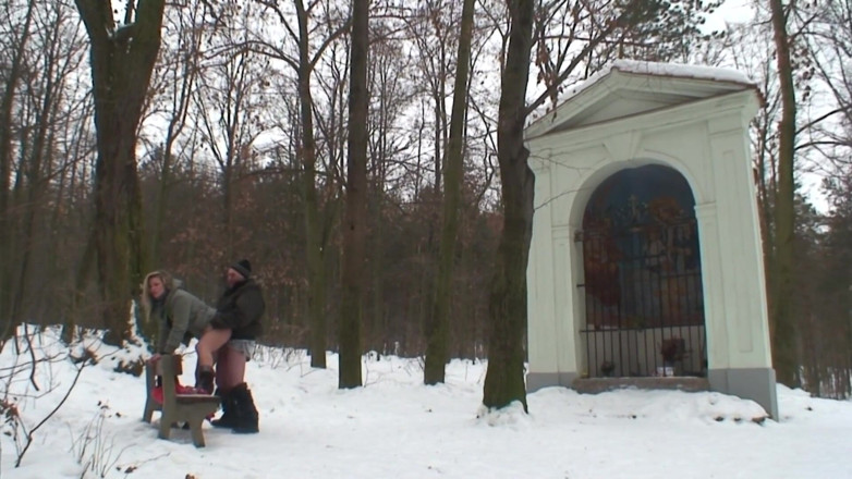 Emma Gold: Sexy blonde fucks outside in the snow