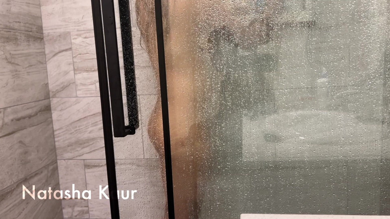 Natasha Kaur: POV: Sledujete mě, jak se sprchuji a uklízím po sprše...