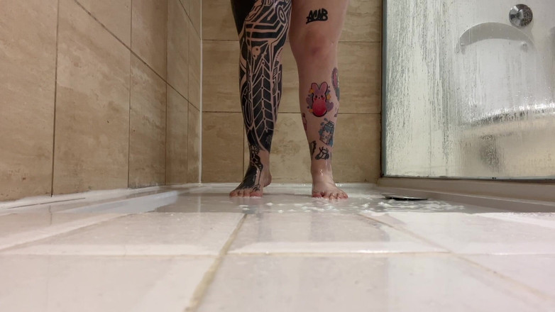 Miss Valentina: 샤워하는 발 보기