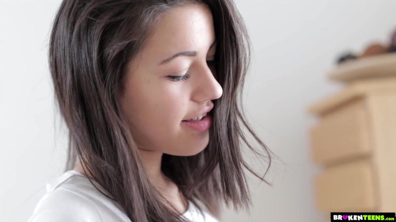 Broken teens: Izi Ashley yang berpantat besar dipancut dalam daripada pengongkeknya