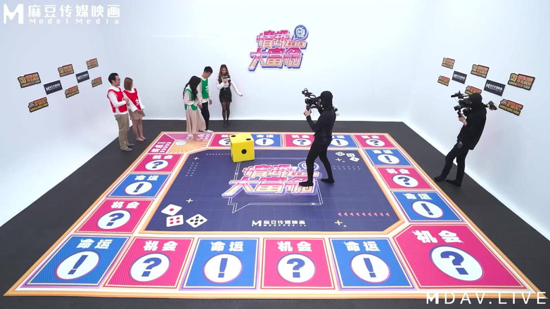 ModelMedia Asia: MTVQ16-EP1 Эротическая Монополия ep1 / Масштаб полностью открыт! Отец и дочь дразнят массажем! / Последняя оригинальная программа Маду!