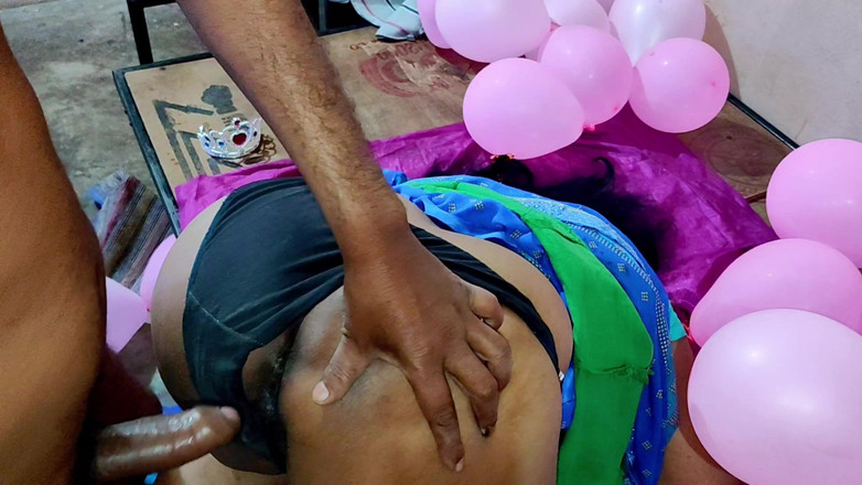 Annubhabhi4: Dona de casa indiana no aniversário