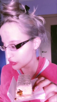 Asmr kırmızı ruj ve mini pasta yeme