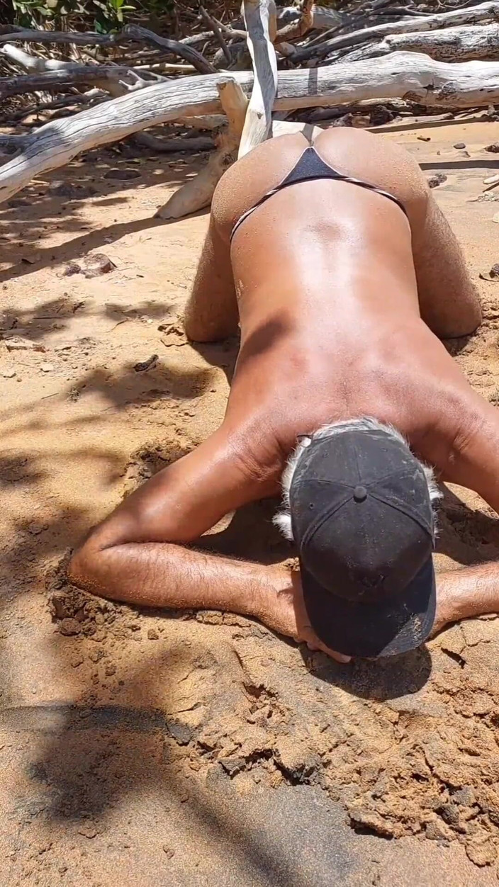 Ladysilvas: Ladysilva Crossdresser na praia tirando sua calcinha sexy para mostrar...