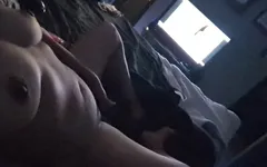 Kijk hoe ik masturbeer tot porno nadat vriendje de kamer heeft verlaten