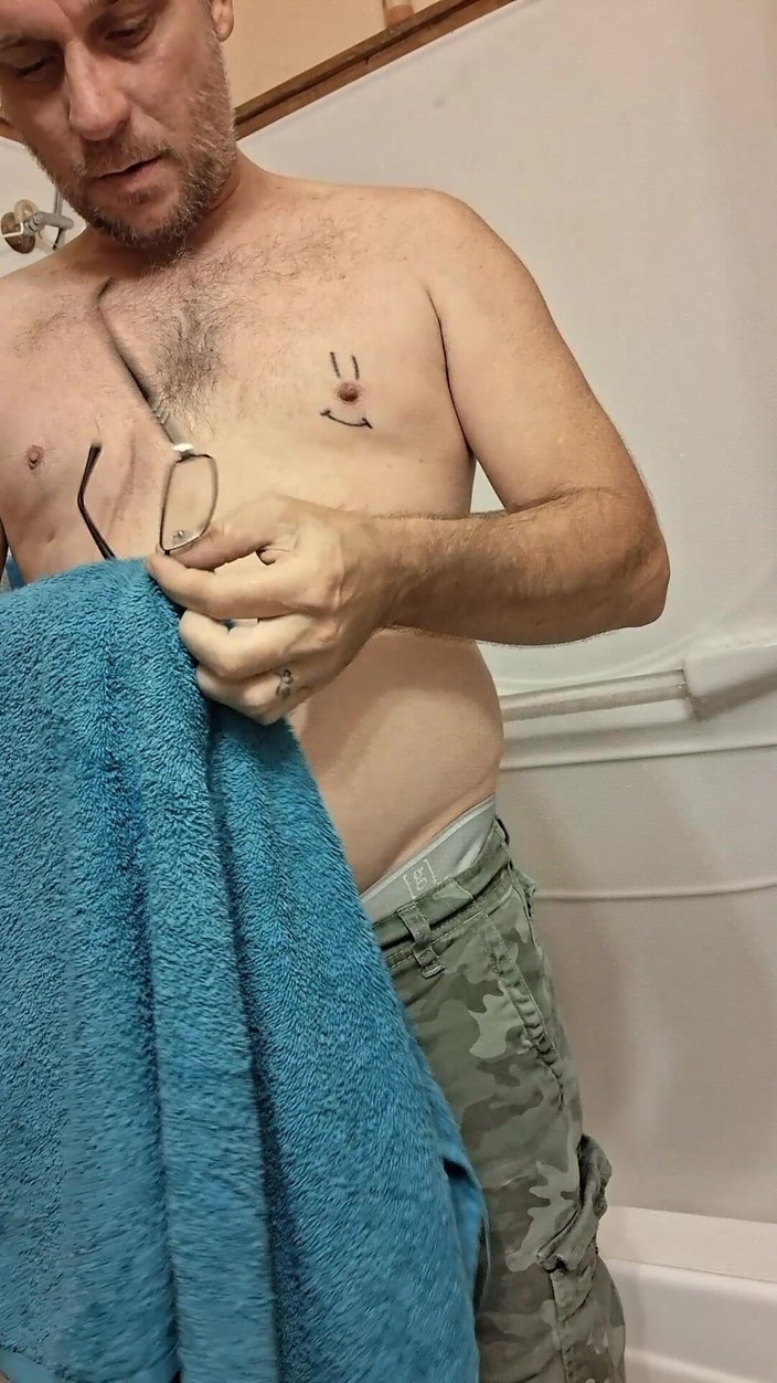 DubeSnackes: DubeSnackes, "Время душа", растирание мыльных пузырей по всему моему телу, затем убедившись, что мой член чист, растирая один.