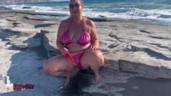 Lena Cox: Bikiny Nymphomanky Masturbují Na Pláži - Riskantní Stříkající Orgasmy