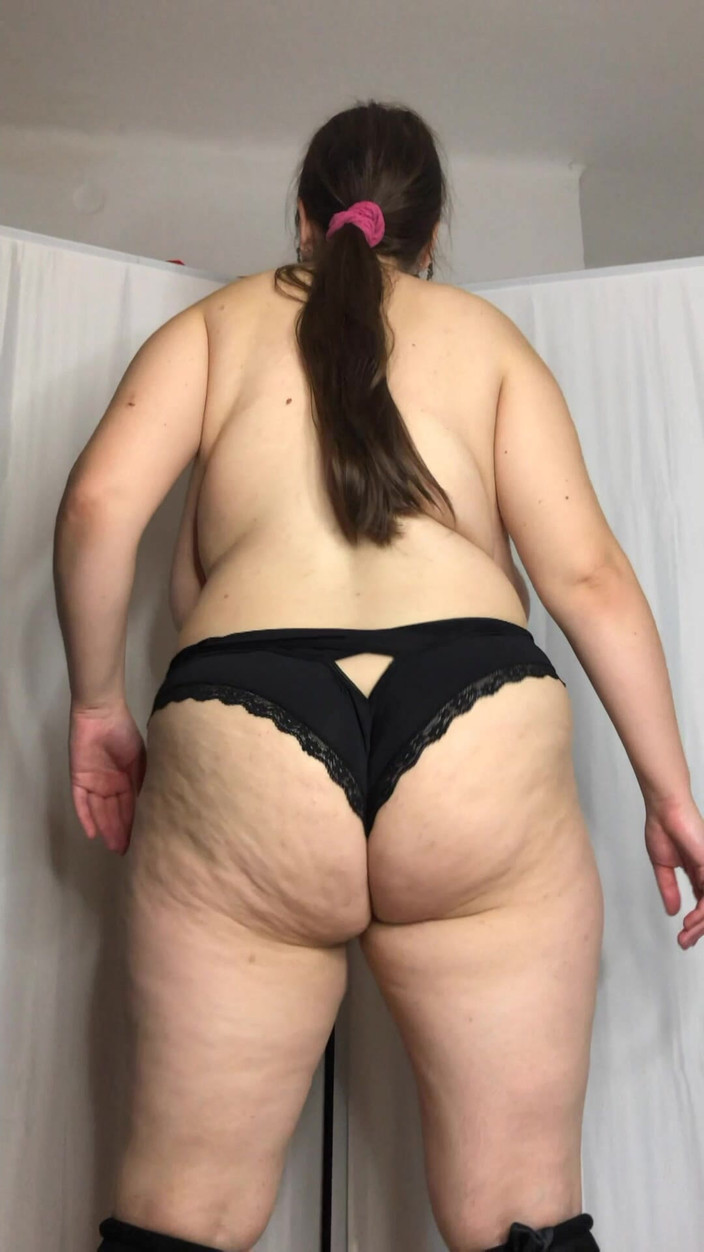 Lena Rose: 我摇晃我的屁股和乳房