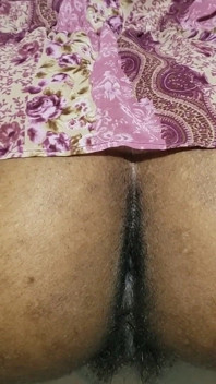 Het hårig fitta flicka närbild sedan röv och vagina