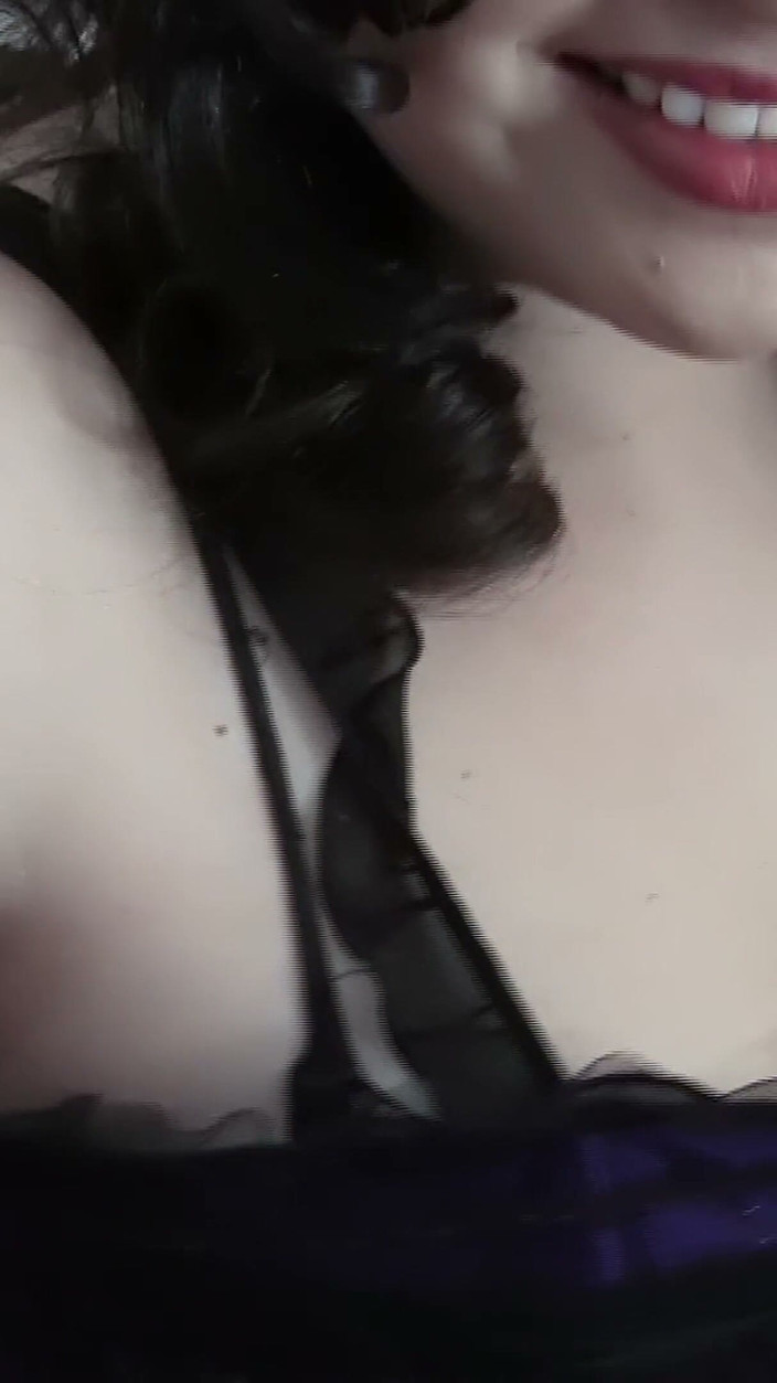 Self Love Top Solo Girls: Селфи соблазняет фигуристая брюнетка - черный лифчик с кружевами и большие натуральные сиськи крупным планом
