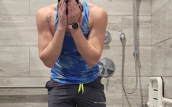KingB8er: Mồ hôi, trêu chọc thoát y sau phòng tập thể...