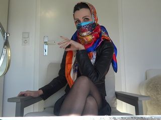 Lady Victoria Valente: Satin scarf mask, huvudduk och läderjacka