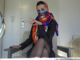 Lady Victoria Valente: Satin-schalmaske, kopftuch und lederjacke