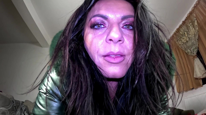 MilfyCalla: Цицькаста мамка в блискучому даунджекті - декольте на блискавку і дражнити пальто