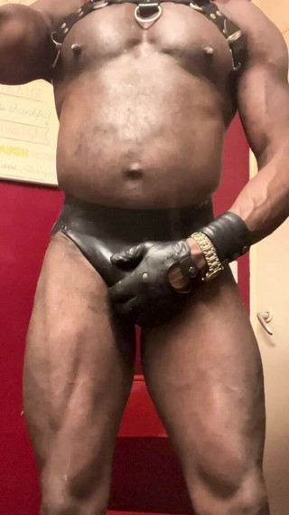 Black mature kinky muscle: .černý svalový fetiš velký péro těžké sperma relace