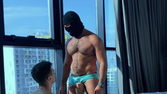 Nick Lewis: Tati cu mare deține doi tineri deodată