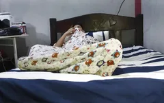 Ibu tiriku masuk ke ranjangku dan mulai masturbasi memekku, dan dia nyepong kontolku dengan nikmat