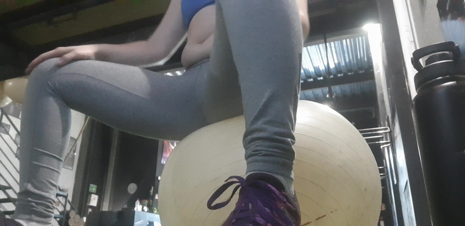 Candy Camille: Nadržená dívka stříká nahá v tělocvičně