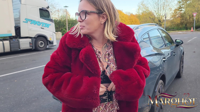 Sexymarghot: Exhib-Parkplatz: Routier entdeckt mich und fickt mich wie eine Schlampe...