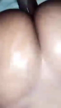 Velký kulatý zadek anál ošukaný velkým černým ptákem