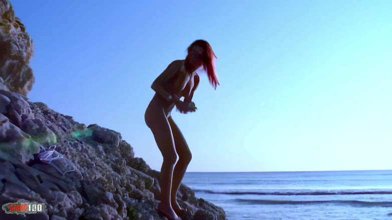 MMM100: Angie Kiss: pornoster tengere roodharige Angie Kiss gaat naakt op...