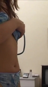 Zblízka anální akce s nadrženou brunetkou
