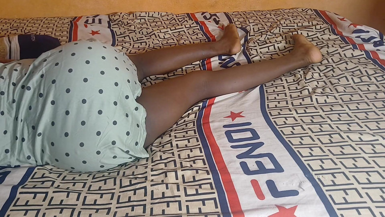 Fridayborn3: La cameriera africana viene scopata dal capo