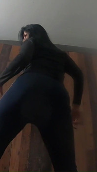 Gelip bu orta yaşlı seksi öğretmenin büyük göğüslerine tokat atar mısın?