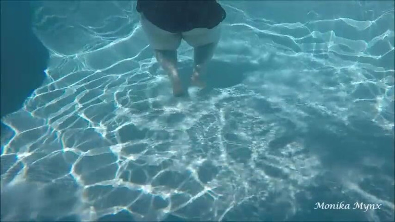BBW Pleasures: esesbibidablyoo pool men paani ke niche ghoomna