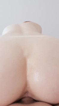 Rothaarige scarlett Skies liebt zungenanal und creampies